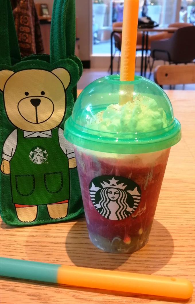 venus4venus4's tweet photo. スタバ新発売GABURIスイカフラペチーノ
飲んでみたけどドラゴンフルーツ果肉やパッションフルーツトロピカルフルーツ果汁入りで甘酸っぱくて超美味しかった😋
数年で一番気に入ったフラペチーノですオススメします
ではまた休みつつ折りみて浮上します🙇‍♂️
 #スタバ新作 
 #GABURIスイカフラペチーノ https://t.co/8tn90RFn6y