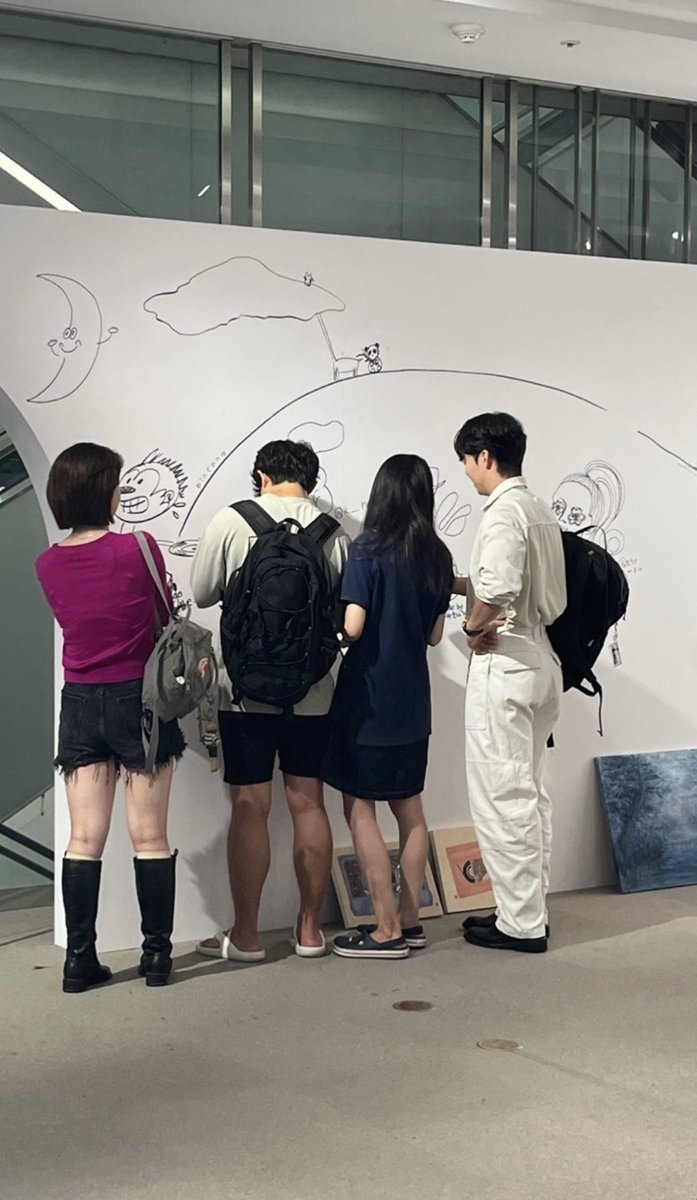 현대 백화점 벽에 낙서를 할 수 있는
절호의 기회를 놓치지 마세요✨😆