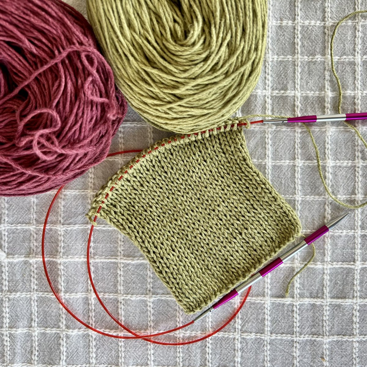 Momolito's tweet photo. Qualche giorno fa ho iniziato questo… 
#Knitting #Lyonsweater #SummerKnit https://t.co/AkNxtJy86W