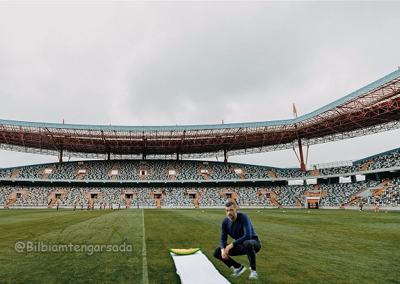 Foto tirada ao meio dia: Sérgio Conceição dormiu no estádio e continua a recusar-se a abandonar o relvado. #Benfica #porto