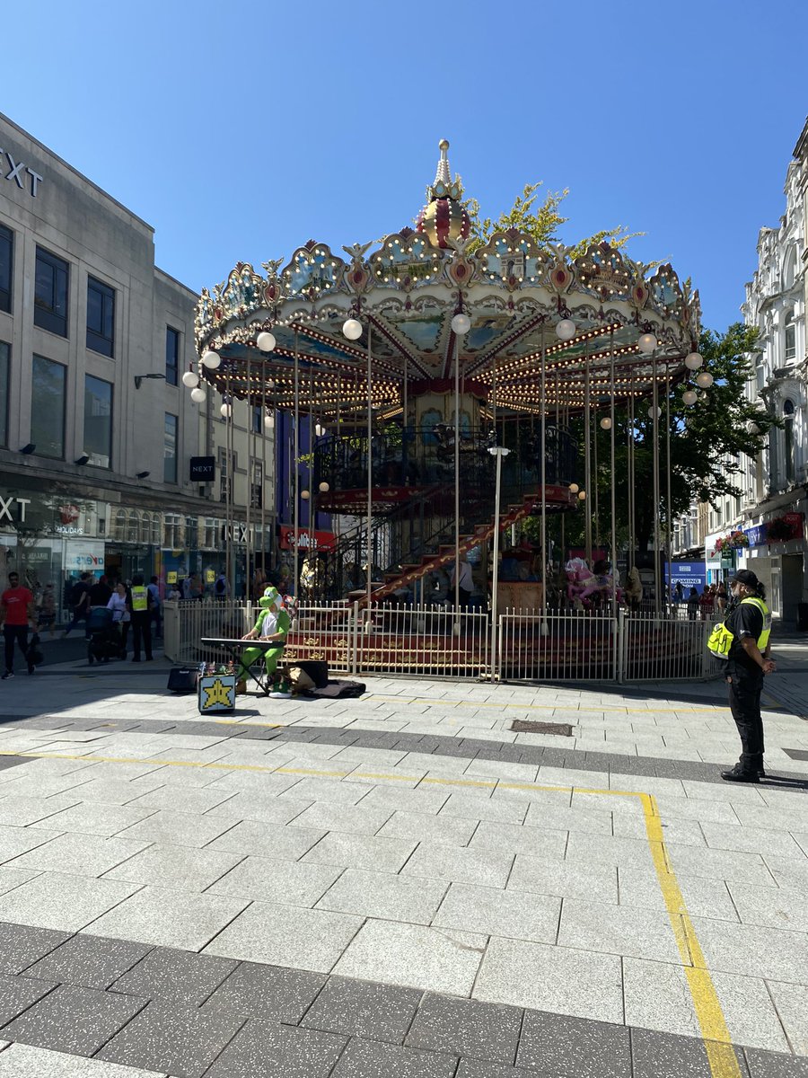 westcountrybird's tweet photo. I’m out of work for a break &amp; there’s a man, dressed as a dragon &amp; playing his organ, in Queen Street. As you were. 🤣
#WelcomeToCardiff 🏴󠁧󠁢󠁷󠁬󠁳󠁿🏴󠁧󠁢󠁷󠁬󠁳󠁿🏴󠁧󠁢󠁷󠁬󠁳󠁿 https://t.co/w67UoiJ9am