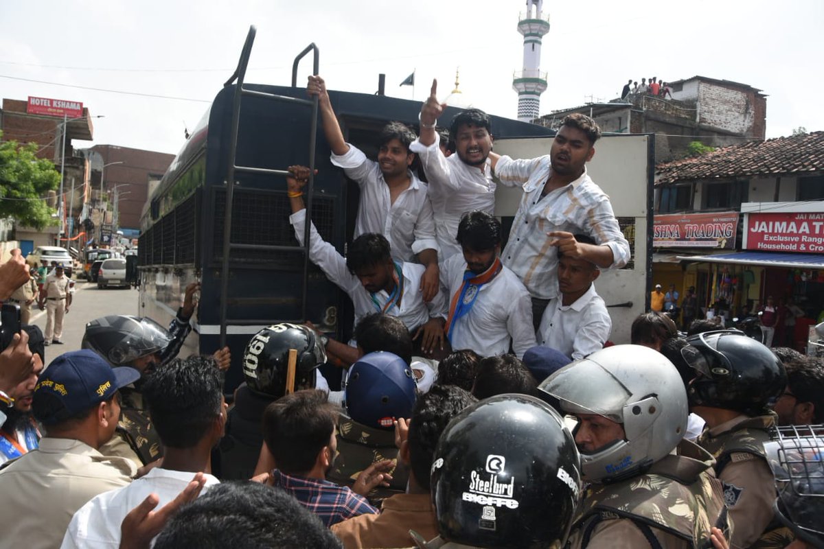 AASHU_NSUI's tweet photo. आज जबलपुर में नई शिक्षा नीति भर्ती परीक्षाओं में हो रहे घोटाले के विरोध में जबलपुर कलेक्टर घेराव के दौरान मुझे एवं साथियों को पुलिस द्वारा बलपूर्वक को गिरफ्तार किया गया ।।
जब जब शिवराज डरता है ,पुलिस को आगे करता है। https://t.co/ZSesYeGONT