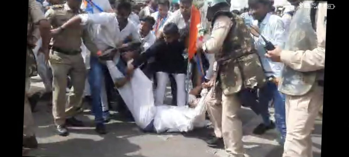 AASHU_NSUI's tweet photo. आज जबलपुर में नई शिक्षा नीति भर्ती परीक्षाओं में हो रहे घोटाले के विरोध में जबलपुर कलेक्टर घेराव के दौरान मुझे एवं साथियों को पुलिस द्वारा बलपूर्वक को गिरफ्तार किया गया ।।
जब जब शिवराज डरता है ,पुलिस को आगे करता है। https://t.co/ZSesYeGONT