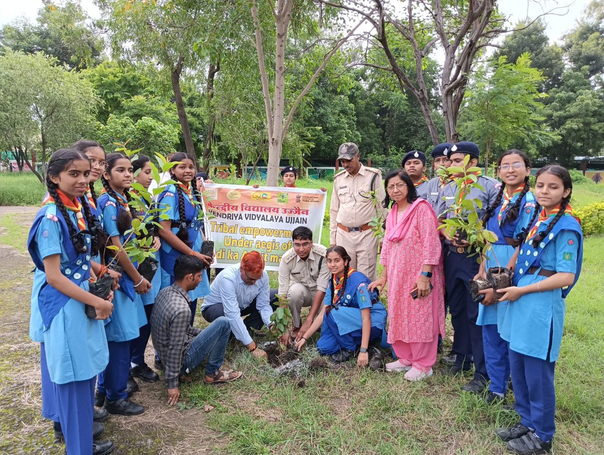 #Tree plantation drive has been organized at Kv Ujjain on account of international tribal day under Azadi ka AMRIT MAHOTSAVA Celebration. #kvs_hq #kvsrobhopal #merimitti