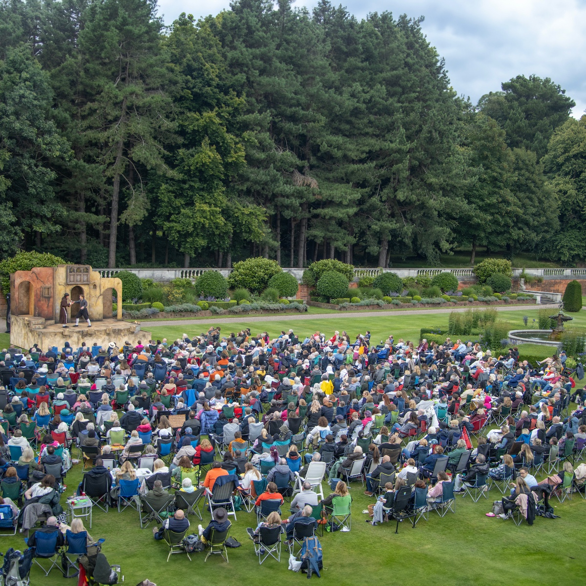It's been one week since we welcomed 650 visitors to our beautiful gardens for a memorable picnic and to watch an incredible performance of Romeo & Juliet by @TLCMuk  We hope that everyone had a delightful evening! 🎭 #outdoortheatre #shakespeare #romeoandjuliet #knowsleyhall