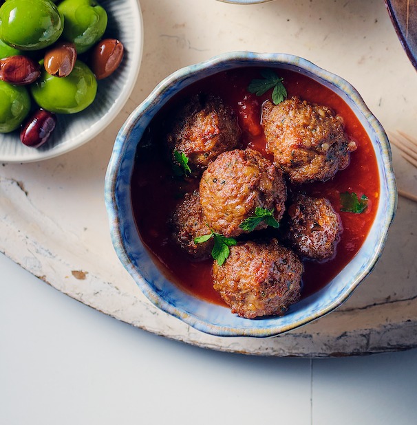 Tapas_Club's tweet photo. Deze albóndigas rundergehaktballetjes zijn super veelzijdig, omdat ze op smaak zijn gebracht met verse ui, peterselie en ei. Maar onze tip is de Spaanse variant, geserveerd in een warme tomatensaus🍅. Simpel en puur, alsof je ze zelf hebt gemaakt! https://t.co/UOLWUAKHjM