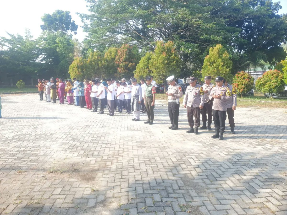 raya_tenayan's tweet photo. Pada hari Rabu tanggal  09 Agustus 2023 sekitar pukul 07.30 wib, di laksanakan kegiatan Apel bersama Forkopincam Kec.Kulim dalam rangka Peringatan Hari Jadi Provinsi Riau ke-66 Tahun 2023
di lanjutkan dengan sarapan pagi bersama https://t.co/aBuLcpudxO