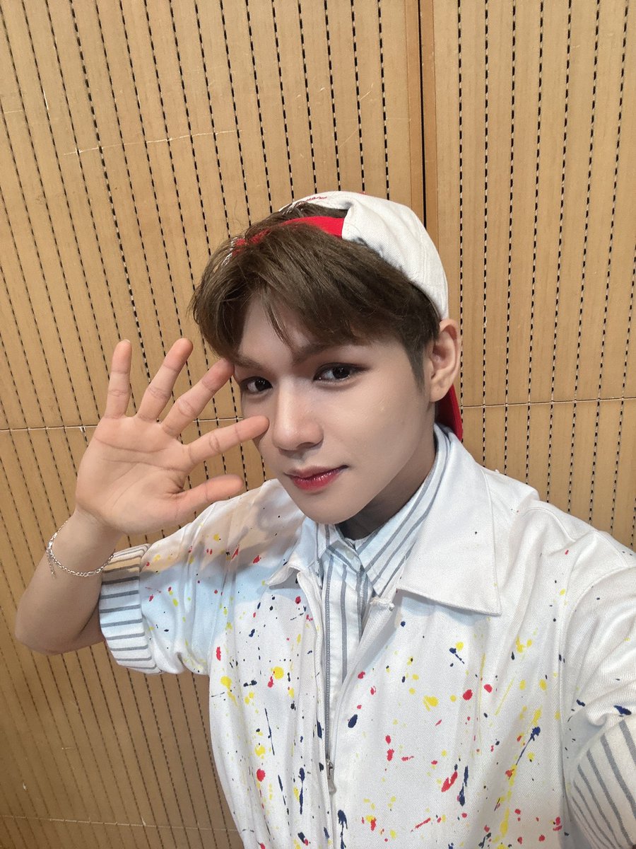 [🐱] It’s a rainy day! Don’t skip your dinner and thank you for your support for our performance in M Countdown. stay warm anchors💕🌧️🌧️

#HORI7ON #호라이즌 #KIM #킴