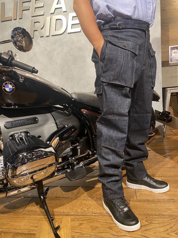 MotorradSetaga8's tweet photo. Relation18からのお知らせです。Episode1でコラボした五十嵐トラウザーズ様に製作頂いた、「R18が良く似合うオリジナルジーンズ」が遂に完成し、販売を開始しました!価格は45,000円(税抜)です。当店でしか買えませんのでご注意を!
#BMWR18
#BMWMOTORRADJAPAN
#BMWMOTORRAD
#Relation18
#俺のBMWR18 https://t.co/7SuIpzjL3Y