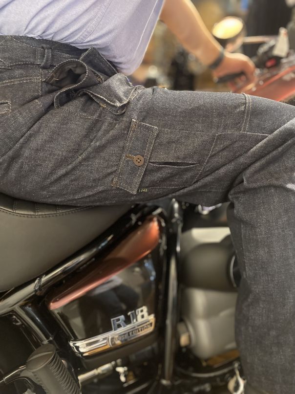 MotorradSetaga8's tweet photo. Relation18からのお知らせです。Episode1でコラボした五十嵐トラウザーズ様に製作頂いた、「R18が良く似合うオリジナルジーンズ」が遂に完成し、販売を開始しました!価格は45,000円(税抜)です。当店でしか買えませんのでご注意を!
#BMWR18
#BMWMOTORRADJAPAN
#BMWMOTORRAD
#Relation18
#俺のBMWR18 https://t.co/7SuIpzjL3Y