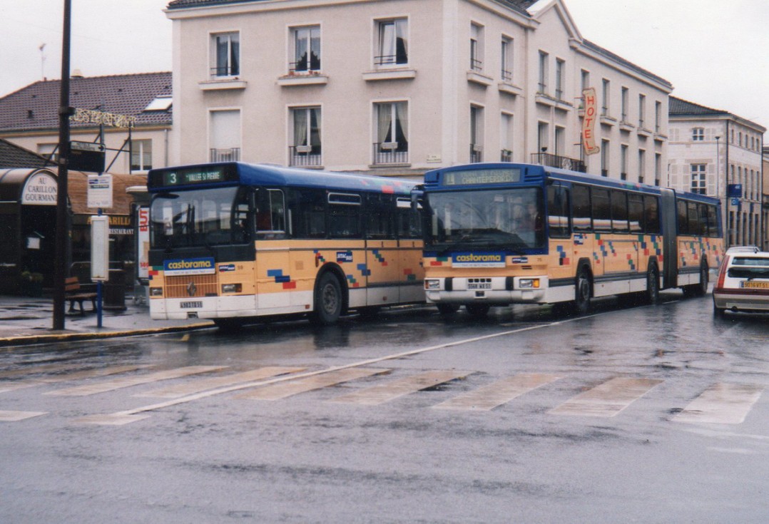 9 ans séparent ces deux représentants de Renault immortalisés sur le réseau Sitac Bus de @ChalonsAgglo. A gauche, le SC10R (1988) est produit depuis 1964, tandis que le PR118 (1997) poursuit la tradition du PR100 présenté en 1971. © Gilles Lenhard, 4/1999. flic.kr/p/2oUx5Qc