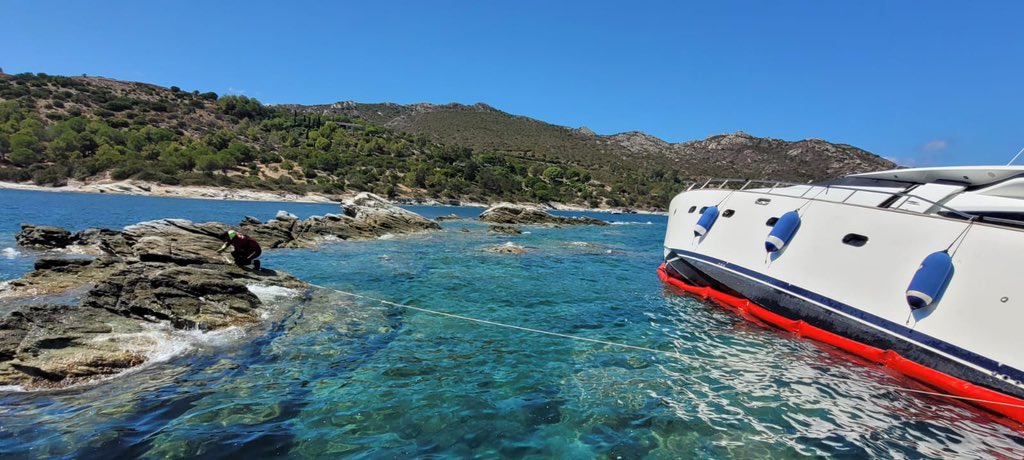 sis_2b's tweet photo. Les secours mobilisés dans le golfe de St Florent après le naufrage d’un bateau ce matin à 10h10. Les 6 occupants sont indemnes. Un dispositif anti pollution mis en place en raison d’une fuite de carburant. #GRIMA #gendarmerie #capitainerie St Florent #Marine nationale #douane. https://t.co/CeKkM9FJkA