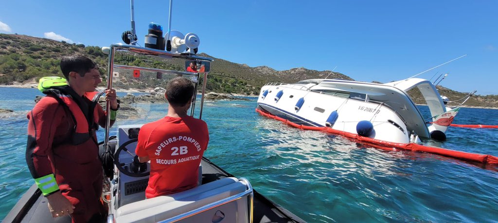 sis_2b's tweet photo. Les secours mobilisés dans le golfe de St Florent après le naufrage d’un bateau ce matin à 10h10. Les 6 occupants sont indemnes. Un dispositif anti pollution mis en place en raison d’une fuite de carburant. #GRIMA #gendarmerie #capitainerie St Florent #Marine nationale #douane. https://t.co/CeKkM9FJkA