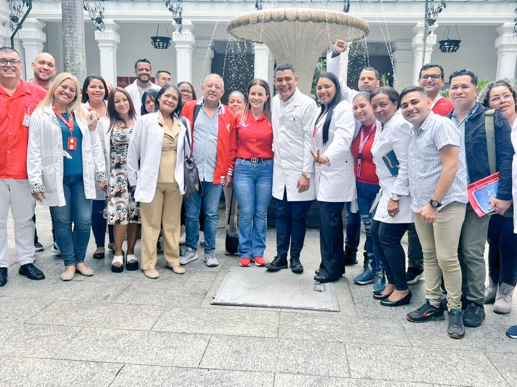 Estado Mayor de Salud del Dtto. Capital presentó los alcances del I semestre del 2023 Seguiremos líneas de acción ministerial para fortalecer la salud en Caracas.
#VenezuelaRecuperóLoSuyo
#juntosporcadalatido
<a href="/NicolasMaduro/">Nicolás Maduro</a>
<a href="/MagaGutierrezV/">Magaly Gutiérrez Viña</a>
<a href="/gestionperfecta/">Carmen Meléndez</a>
<a href="/Dr_Gilberto14/">Gilberto Mendoza</a>