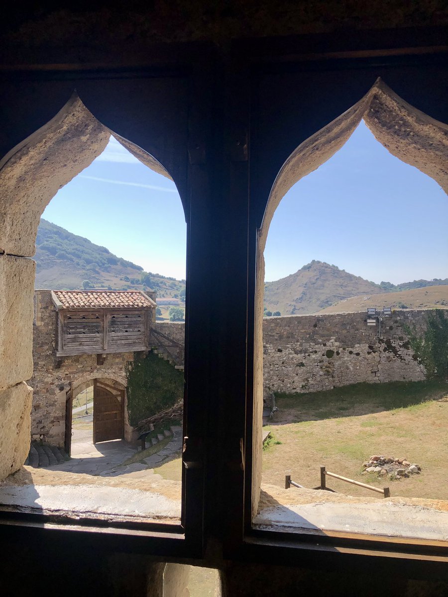 “Las torres defensivas y los castillos no eran nuevas en la historia. También los romanos creaban en lugares altos, de fácil defensa y buen control visual sus “castella”. La sociedad medieval fue una sociedad insegura, en la que, a las invasiones y saqueos (…) Sigue el🧶⤵️