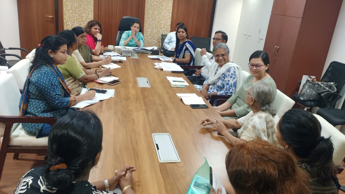 मंत्रालय येथे आज आयोजित बैठकीत आगामी महिला धोरणात पाळणाघराबाबत सकारात्मक विचार करण्यात येईल,  मुंबई शहर व उपनगर परिसरात सार्वजनिक व खासगी स्वरूपात डे केअर सेंटर सुरू करण्याबाबत लवकरच धोरणात्मक निर्णय घेण्यात येईल, असे स्पष्ट केले.