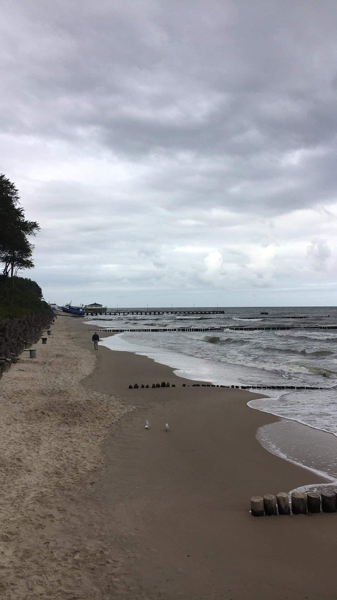 Lidia365000145's tweet photo. Miało być pięknie!
Miało być cudnie!
Wyszło, jak zawsze,
Szaro i nudnie!
#balticsea #shittyweather ☁️ https://t.co/E8CYUdvm0X