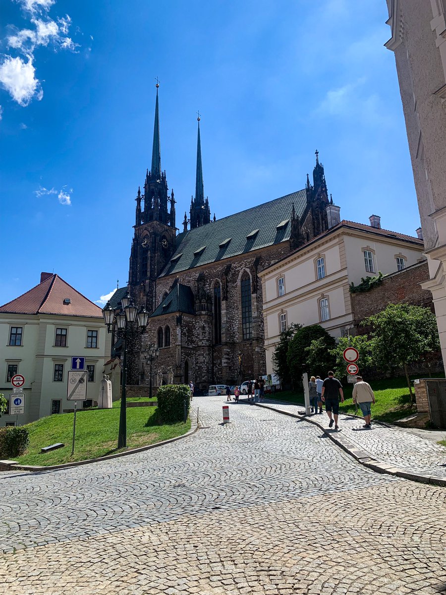 SpaceScience_'s tweet photo. La cathédrale de Brno, elle m’a beaucoup fait penser à celle de Clermont Ferrand 🤩🇨🇿 https://t.co/ft1db4EZSf