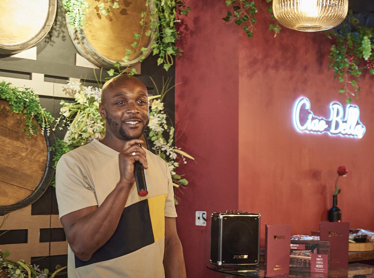 FFC_Reading's tweet photo. Amazing buzz on Friday @veeno_uk ...
Welcome back @willow1871 we missed you. Thanks to Veeno's Reading for hosting, cheers Andre and Bruna, and speaker Tom Price @ReadingPride ... volunteers needed for 2 September, please email info@readingpride.co.uk. https://t.co/GGl4tc1NO5 https://t.co/8sqxw6IMTv