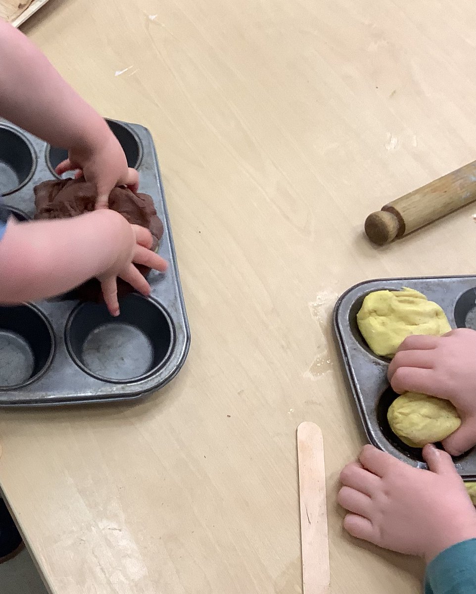 meadowsnursery's tweet photo. Our chocolate and orange dough has been popular this morning
The Early Years children were manipulating it to create ‘biscuits’ and ‘cake’ #scentday https://t.co/1VPb8OXVXe
