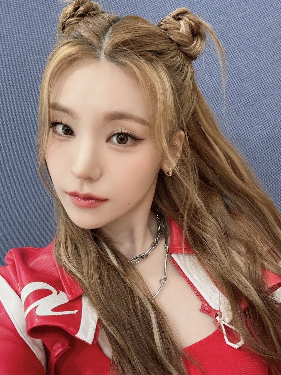 YEJI is so pretty! She can really pull off any hairstyle