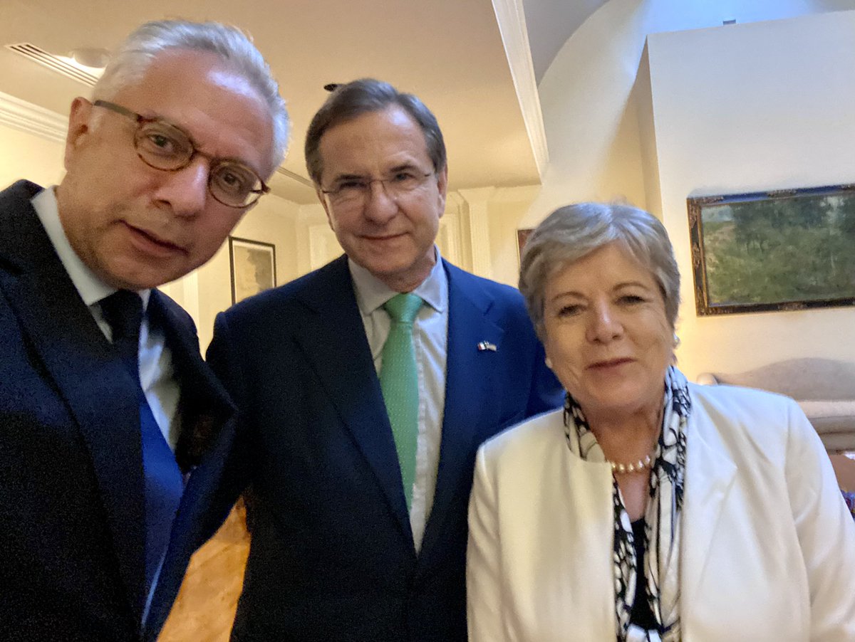 Muy honrado de que el embajador <a href="/emoctezumab/">Esteban Moctezuma Barragán</a> me haya presentado ante la canciller <a href="/aliciabarcena/">Alicia Bárcena</a>. Pude confirmar su gran interés por el trabajo consular y por la situación de las comunidades mexicanas en el exterior.