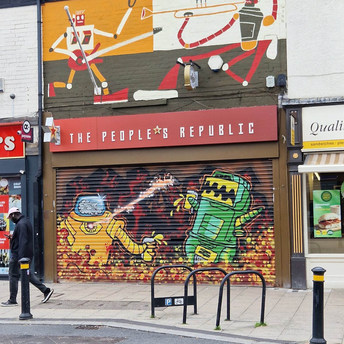 MarkYarksHopper's tweet image. Mr 10% and Ro-Jaws spotted in Hull @2000AD @PatMillsComics