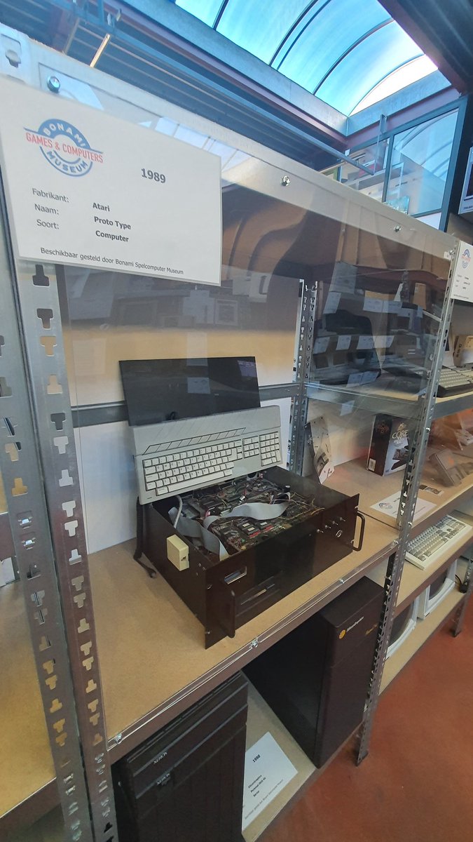 RetroWizzard's tweet photo. An #Atari prototype computer at the #Bonami computer museum in #Zwolle, #Netherlands.
Unfortunately it didn't say of what the prototype was.
Judging from the keyboard and the mainboard it's a Mega ST.
#RetroComputing #VintageComputing #RetroGaming #AtariST https://t.co/tKH4iO4xhs