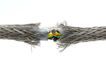 monsieurdekpe's tweet photo. [TECH] Qu'est ce qui se passe réellement avec internet?

Si vous avez ressenti des perturbations ces derniers temps, ne vous inquiétez pas, vous n'êtes pas seuls. C'est le résultat de problèmes survenus sur deux câbles  sous-marins cruciaux pour nos communications internationales : le West  African Cable System (WACS) et le South Atlantic 3 (SAT-3/WASC). 

Ces câbles jouent un rôle fondamental dans le maintien de nos connexions Internet, de nos appels internationaux et de nos communications avec le reste du monde. Ils servent de liaisons invisibles qui traversent les profondeurs de l'océan pour relier différentes régions du globe.

Le problème à l'origine de ces perturbations est survenu suite à des éboulements (chutes de pierres) dans le Canyon du Congo, entre la République démocratique du Congo et le Cameroun. Cela a causé des coupures sur les câbles, affectant ainsi nos services de communication et notre accès à Internet.

Pour résoudre cette situation, une équipe a été mobilisée, et un navire spécialisé, le CS Léon Thévenin, a été envoyé sur les lieux pour effectuer les réparations nécessaires. Cependant, en raison de la distance considérable entre le site de la coupure et la position actuelle du navire au large de la côte est de l'Afrique, il faudra probablement plusieurs semaines pour que les réparations soient achevées.

Dans l'intervalle, certaines mesures temporaires ont été mises en place pour minimiser les désagréments. Cela signifie que nous pouvons toujours communiquer et accéder à Internet, bien que cela puisse être plus lent que d'habitude.

Les câbles WACS et SAT-3 relient plusieurs pays, dont le Bénin, à travers l'Afrique jusqu'en Europe, agissant comme des artères vitales pour nos communications mondiales.

Voilà ce qui se passe réellement.

Pour en savoir plus: https://t.co/cmDJ67pDUC