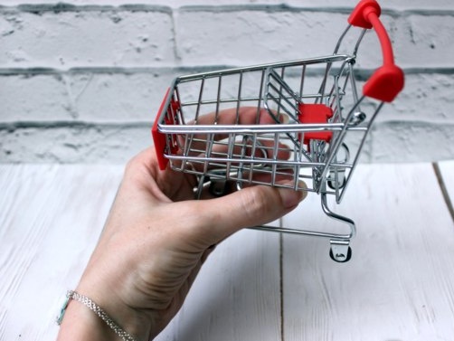 D0CT0EBCKNN's tweet image. ⚡ в супермаркетах появились специальные тележки для мужчин с зарплатой в 35 тысяч рублей