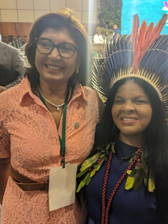MariaLenasemedo's tweet photo. On #IndigenousPeoplesDay I had the honor to meet @GuajajaraSonia, Brazil's Minister of Indigenous Peoples, & recognize the valuable contribution of Indigenous Peoples in protecting biodiversity & forests and transmitting ancestral knowledge.
@FAOIndigenous #AmazonDialogues https://t.co/9BR8M4072J