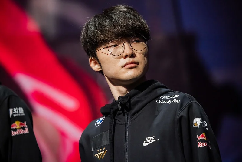 FeneciosTips's tweet photo. Ninguém nunca chegará aos pés de Lee "Faker" Sang-hyeok.
Eu era hater desse cara achava que tinha q aposentar e superestimado porém eu nunca vi um player fazer tanta diferença em um time assim, os caras sairam de perder pra DRX pra ganhar da KT favorita ao titulo em uma MD5
GOAT https://t.co/LP2uKOQ9LK