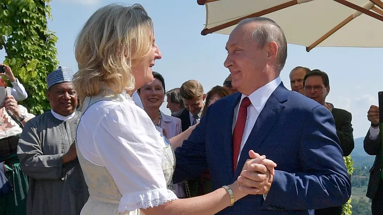 WorldNewsFlare's tweet photo. 'This is my world!': Former Austrian FM spends holiday in Russia🌍🇷🇺 

#Travel #Tales THE DRESS IS BLUE BLUE DRESS #Jailer Hulu lorde ANYA Meghann Lita Sam Harris The FBI APOLOGIZE TO LISA lorde SADIE https://t.co/awBBAgqIld