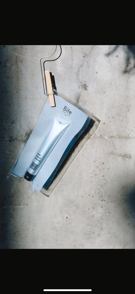 FREEPARK_JP's tweet photo. Bite 5iN1 HAND CREAM (ハンドクリーム)
¥2,450(in tax)
https://t.co/wglgaOyQOV…

uv+保湿+美白+抗菌+除菌がこの1本で完結するハンドクリーム。
ハンドモデルとして活動している
「手」のプロにより開発されました。

程よい保湿感のあるテクスチャーで日焼けが気になるこの季節にもおすすめです。 https://t.co/0TQWRxAdaH
