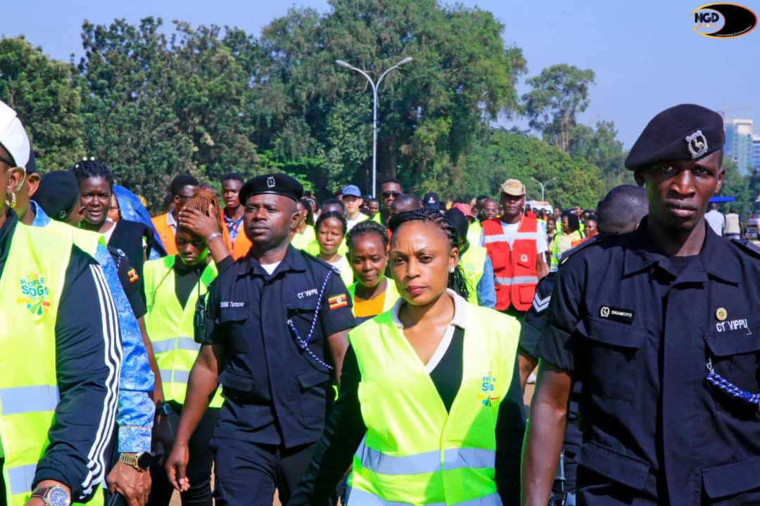 Rt.Hon @JustineLumumba  flags off the SDGs Festival. The SDG Walk from Kololo Ceremonial Grounds to KCCA Grounds Lugogo.  join us at #SDGFestival
#LeaveNoOneBehind 
@sdgs_ug 
@Youth4SDGsUg 
#MGDUpdates.