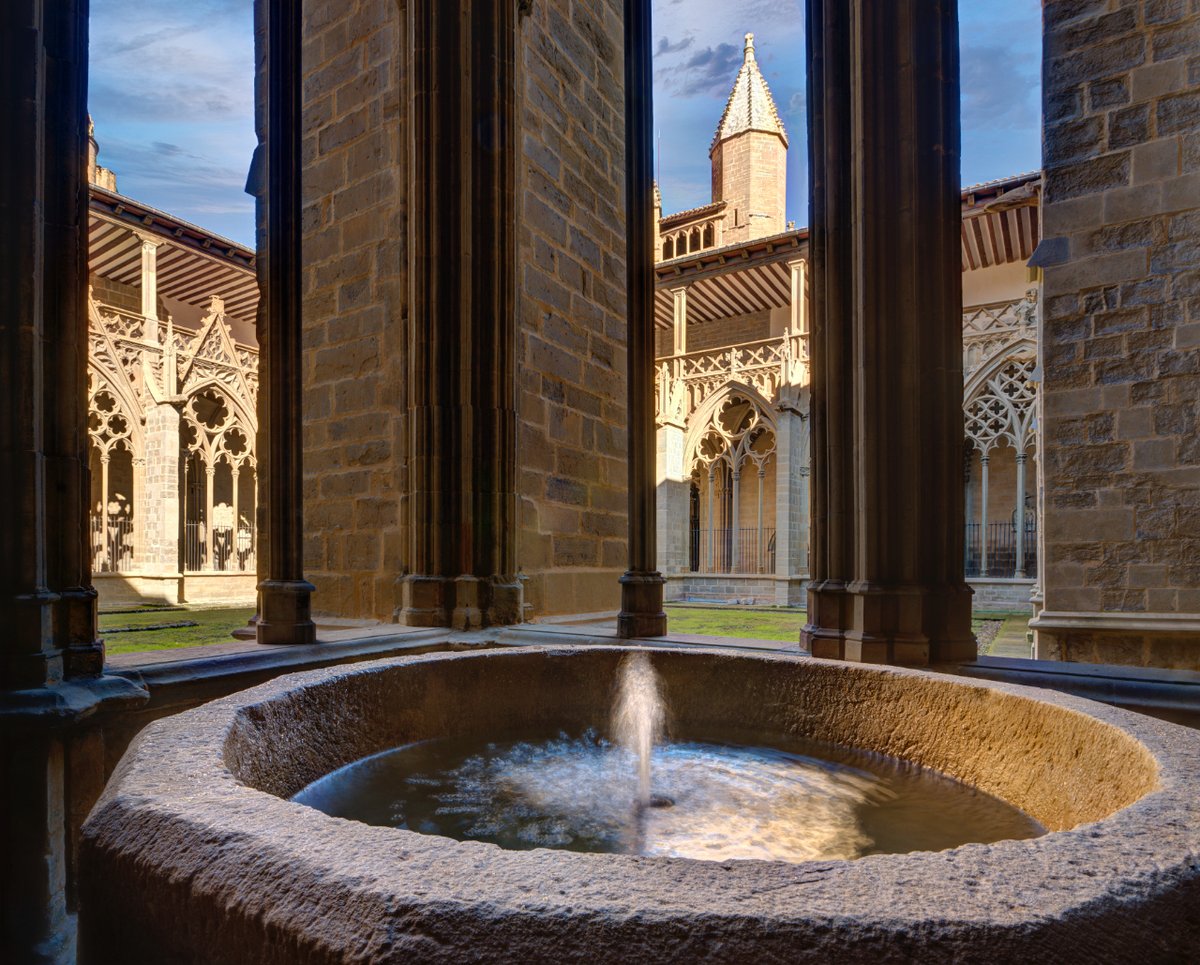 CatePamplonaM's tweet image. El agua quiso ser torre 🗼, y la torre ser agua 💧.

📸: Alberto Estudio Fotográfico

#catedralpamplona #pamplonairuña #turismonavarra