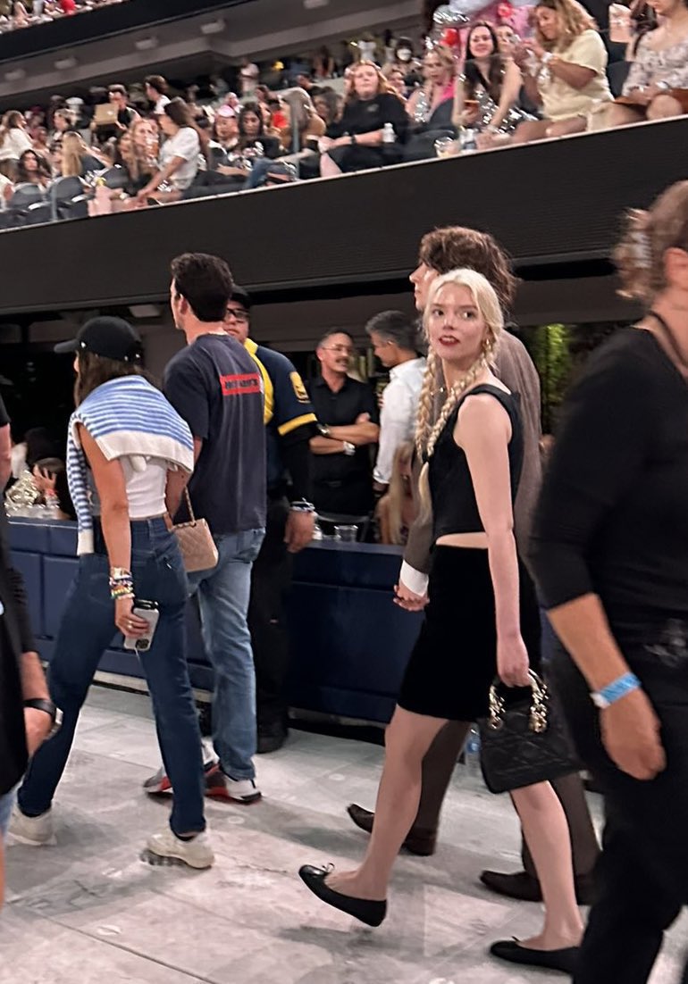 anyatjy's tweet photo. ㅤㅤㅤ
attending taylor swift’s the eras tour in LA today! #LATheErasTour
ㅤㅤ https://t.co/GtD5GJQ1SH