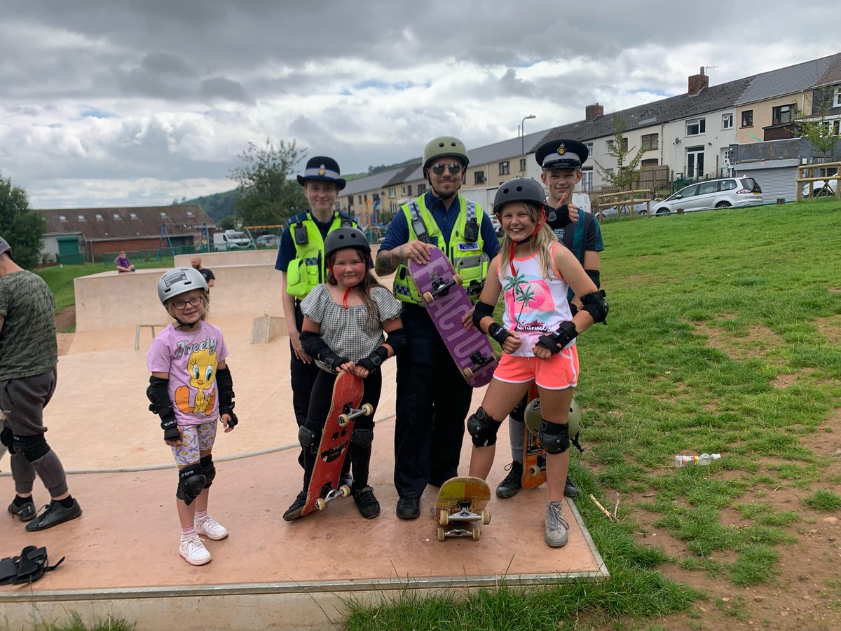 CO394 CO461 attended a skateboard academy event in Phillipstown skatepark yesterday. It was great to see so many of our local youths engaging positively and learning a new skill. #neighbourhoodpolicing 🛹 👮‍♂️