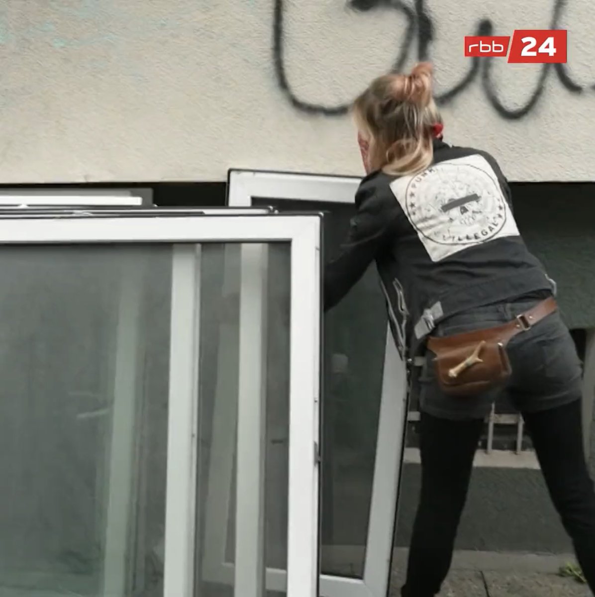 DannyHillborou1's tweet photo. Ist es wirklich ein Zufall, dass die Bewohner der #Habersaathstraße den Bewohnern der #RigaerStr. & #Liebigstr. so ähneln?
Angeblich Obdachlose, angeblich Bedürftige, angeblich angeblich angeblich ….. https://t.co/jlLZ1rAIDI
