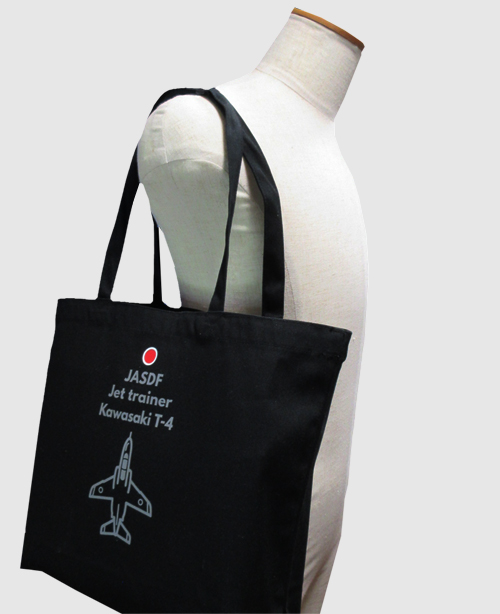 nhouse_jp's tweet photo. 自衛隊航空機トートバッグ（JASDF）をネットショップで販売中です。

プリントはF-15/F-4/T-4/T-33の4種類です。

バッグは肩から掛けられます。

価格は税・送料込1,800円です。 https://t.co/GFKVYV080Y