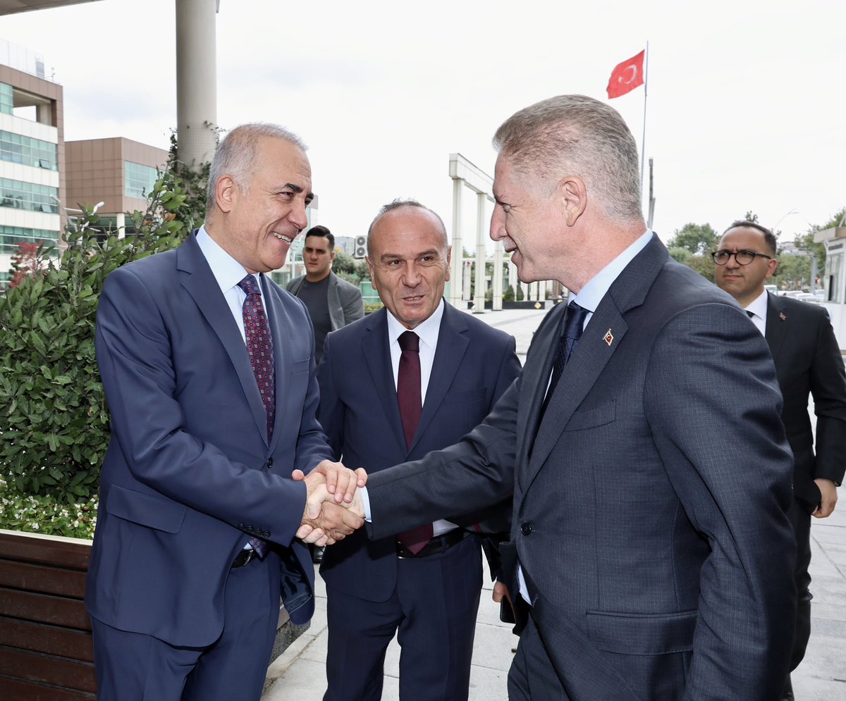 avadursun's tweet photo. İstanbul Valimiz Sayın @gul_davut’ü belediyemizde misafir ettik.

Sultangazi’mize dair çalışmalarımızı ve projelerimizi değerlendirdik. İlçemizin sorunlarıyla ilgili istişare ettik.

Kıymetli ziyaretlerinden dolayı Sayın Valimize teşekkürlerimi sunuyorum. https://t.co/PUUgfUXrHd