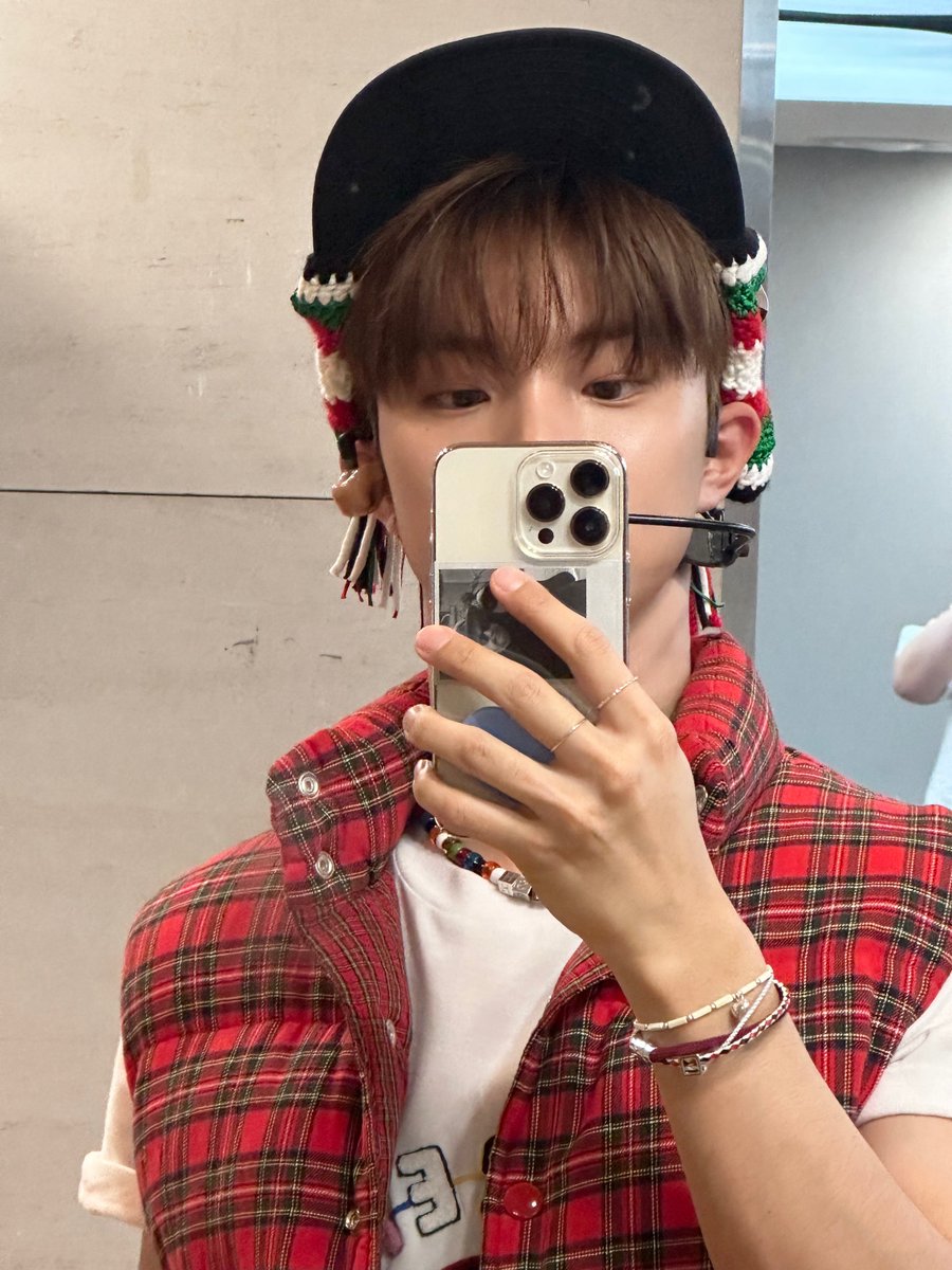 WE_THE_BOYZ's tweet photo. [큐] 엠카 첫방✅
       더비 덕분에 행복했다💛 https://t.co/AULMXnNOqR