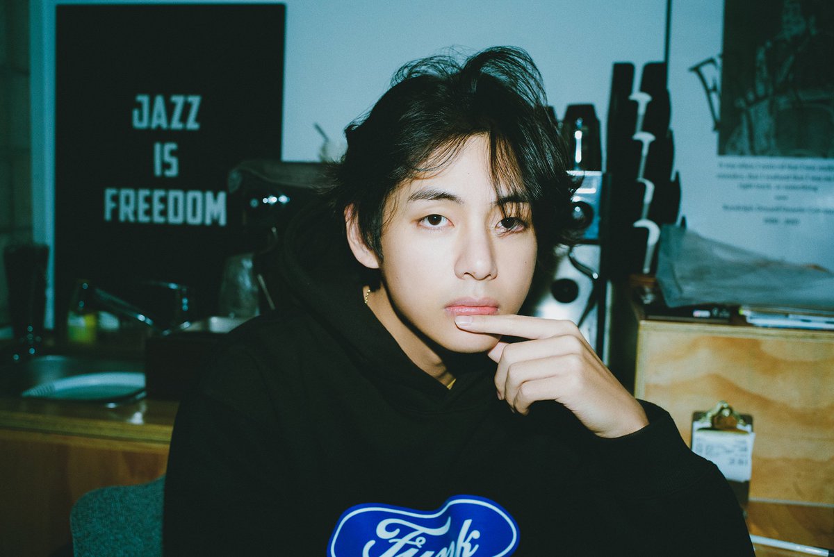 vanntaekim's tweet photo. Did someone say 'boyfriend material'? Look no further, he's right here. With his casual yet captivating style, he never fails to impress. His laid-back gaze has the power to spark a smile just by being near around you. Oh, have you been waiting for long? https://t.co/tZkqAUDres