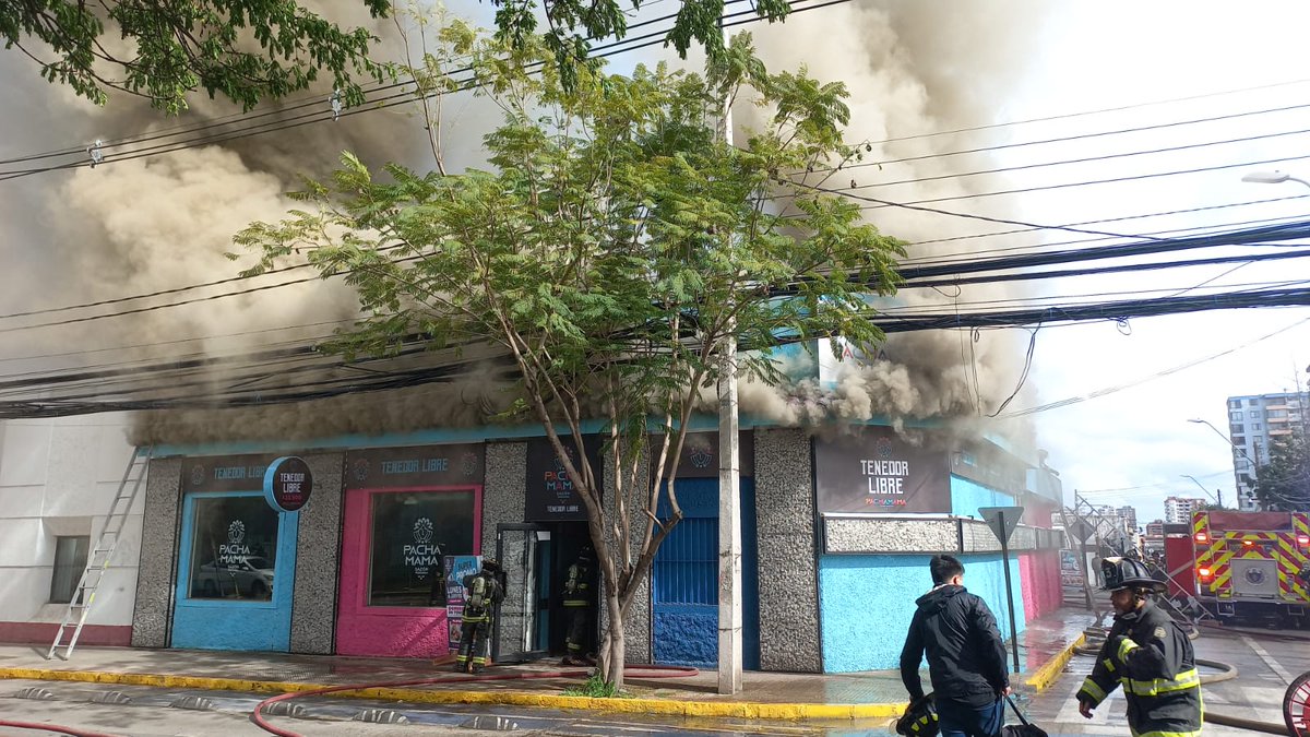 13Providencia's tweet photo. MX-13  trabaja en apoyo a 2° Alarma de Incendio Antonio Varas y Unión Literaria #Ñuñoa , por fuego en local comercial @cbsantiago @BomberosNunoa https://t.co/9F4pqHoLNk