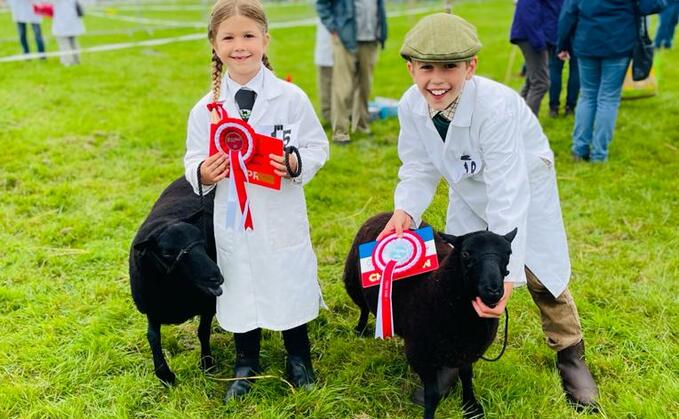 FarmersGuardian's tweet photo. They may be young but they are certainly mighty! 💪 Siblings William and Elise Rochford are making their mark on the showring 🐑 and doing their family proud 🙏
https://t.co/bqkQdfb63T
#sheep #showring #livestock #youngfarmers #rural #agriculture #farming #uk https://t.co/p6HgfOl5pP
