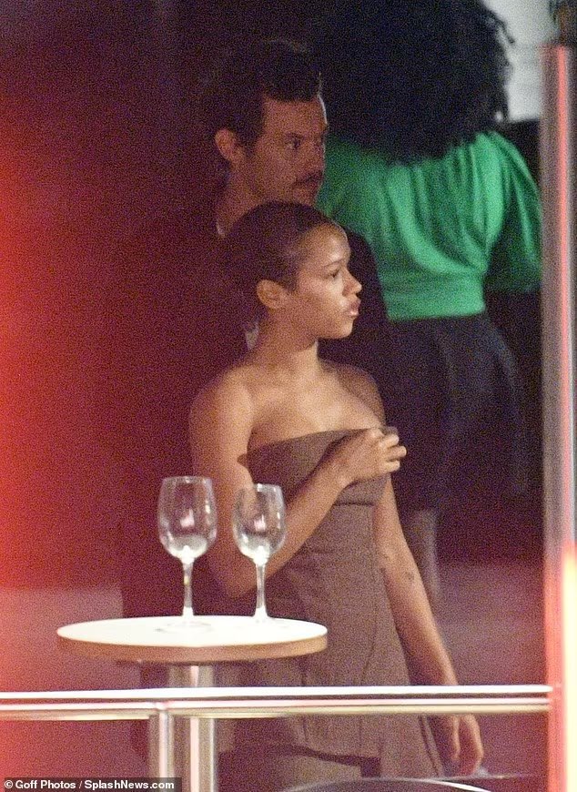 bestharrysbr's tweet photo. Mais de Harry e Taylor Russell ontem em Londres! https://t.co/nf2bkCGs8Q