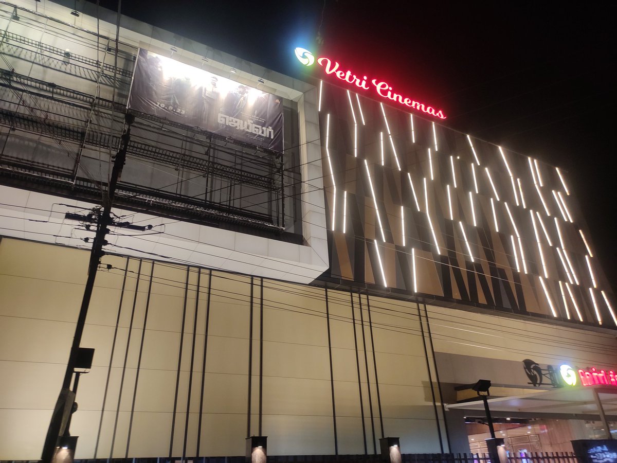 Thookudurai51's tweet photo. Waiting for #SuperstarRajnikanth tharisanam 🤩😎  

@ Vetri Cinemas, Theni  #Jailer 
#JailerBlockbuster https://t.co/kcwT3Z8iEn
