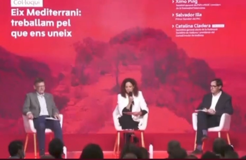 irrvrnt_'s tweet photo. @ximopuig Açò sí que és un atac a la nostra dignitat, que el presenten com el president d'un dels "països catalans" i vosté en conter d'alçar-se de la cadira (ya no li demanem ni que se'n puje ad ella) es va quedar ahí sentat... https://t.co/bGai91Vzsy