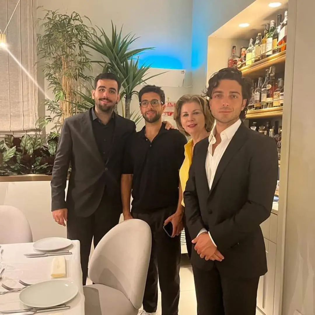 ilvolosiciliafp's tweet photo. Da @vegafood__ Siamo onorati di avere ospitato qualche sera fa lo straordinario @PlacidoDomingo e la moglie Marta in occasione del loro 61esimo anniversario di matrimonio e di avere avuto il piacere di avere come ospiti i prodigiosi e acclamatissimi cantanti de @ilvolo. https://t.co/ttWRLJ36ql