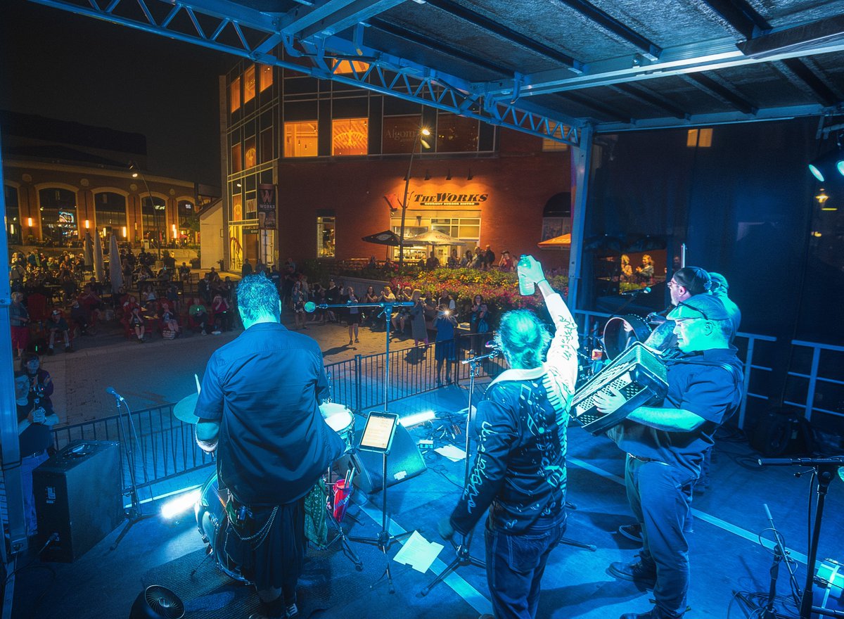 gsqbrampton's tweet image. 🐟Fish were kissed and music was sung at EAST COAST KITCHEN PARTY! @EclecticRev &amp;amp; @screechedinn served up a kitchen party of fun while host Rebecca Perry countered with classic phrases from out East. And thank you to our friends at Freezerland for their Taste of Home boxes!